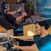 foto de VOLANTE Y PEDALES LOGITECH TRUEFORCE G923 PC XBOX NEGRO