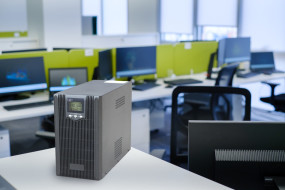 foto de SAI GEMBIRD DE ONDA SINUSOIDAL PURA DE 2000 VA PANTALLA LCD USB NEGRO