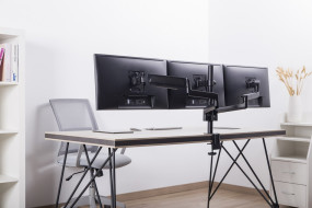 foto de BRAZO DE MONITOR GEMBIRD AJUSTABLE DE MESA PARA 3 MONITORES MOV COMPLETO
