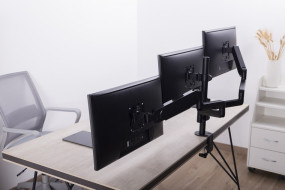 foto de BRAZO DE MONITOR GEMBIRD AJUSTABLE DE MESA PARA 3 MONITORES MOV COMPLETO
