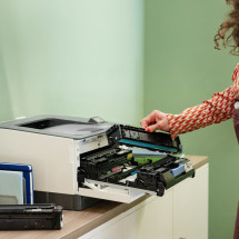 foto de HP LaserJet Pro 3202dn Color Impresora, Solo Ethernet; A doble cara